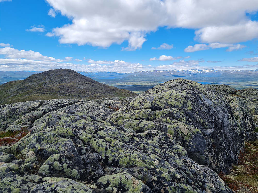 På Storhøpiggen sør, 1416 moh, mot Storhøa