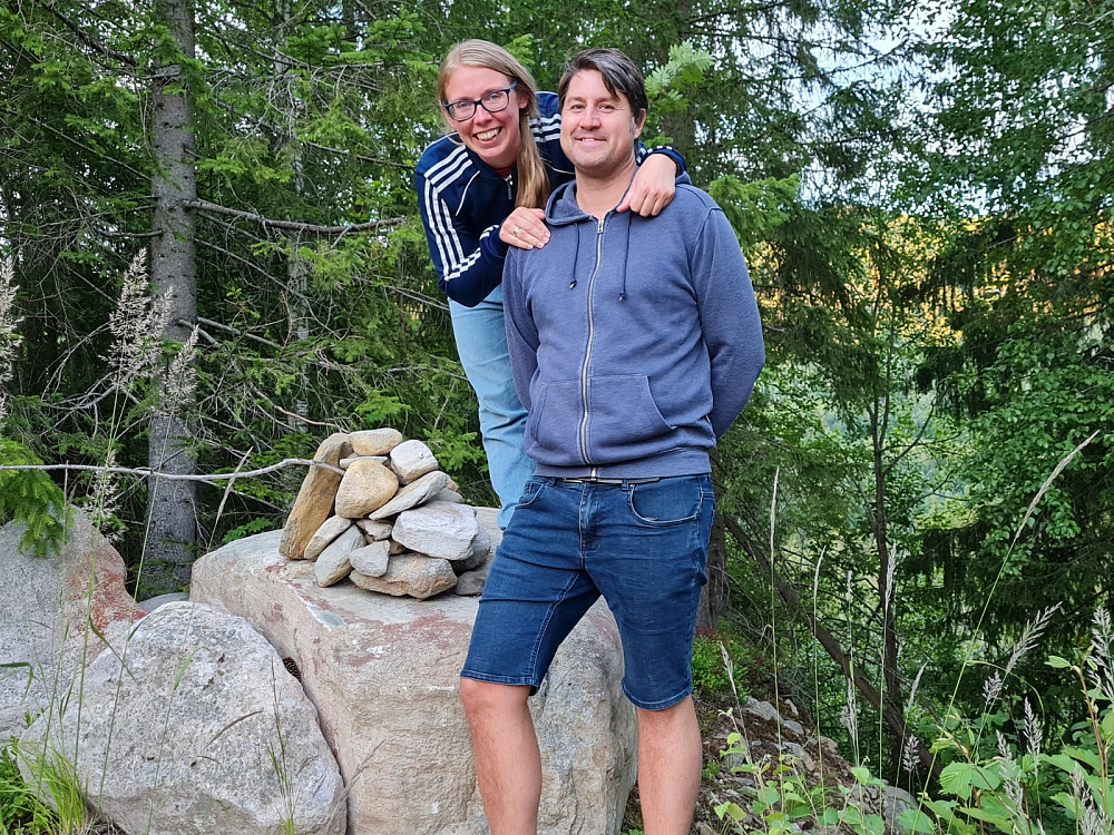 Mari og Lars ved Mias varde