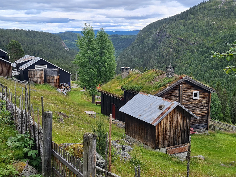 Erlanhusan, med Vis-Knutheimen i forgrunnen
