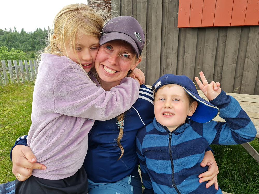 Mia, Mari og Jakob på Ginahytta