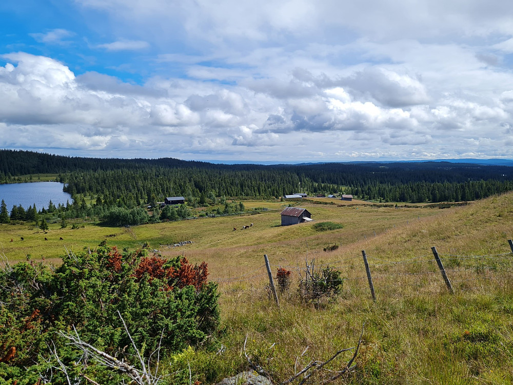 På Skjelbreida, Simenrudsetra bak låven på Flugstadsetra, hytta er setra til Nordre Nygård i Saksumdal