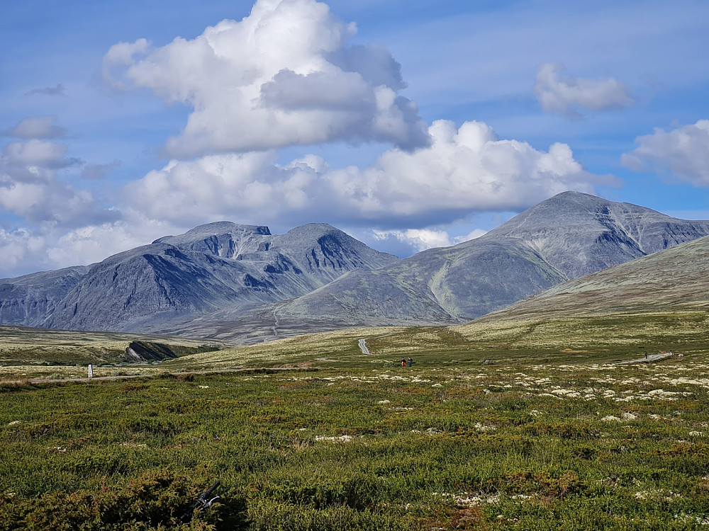 Utsikt fra Spranget, mot Rondslottet, Vinjeronden og Storronden