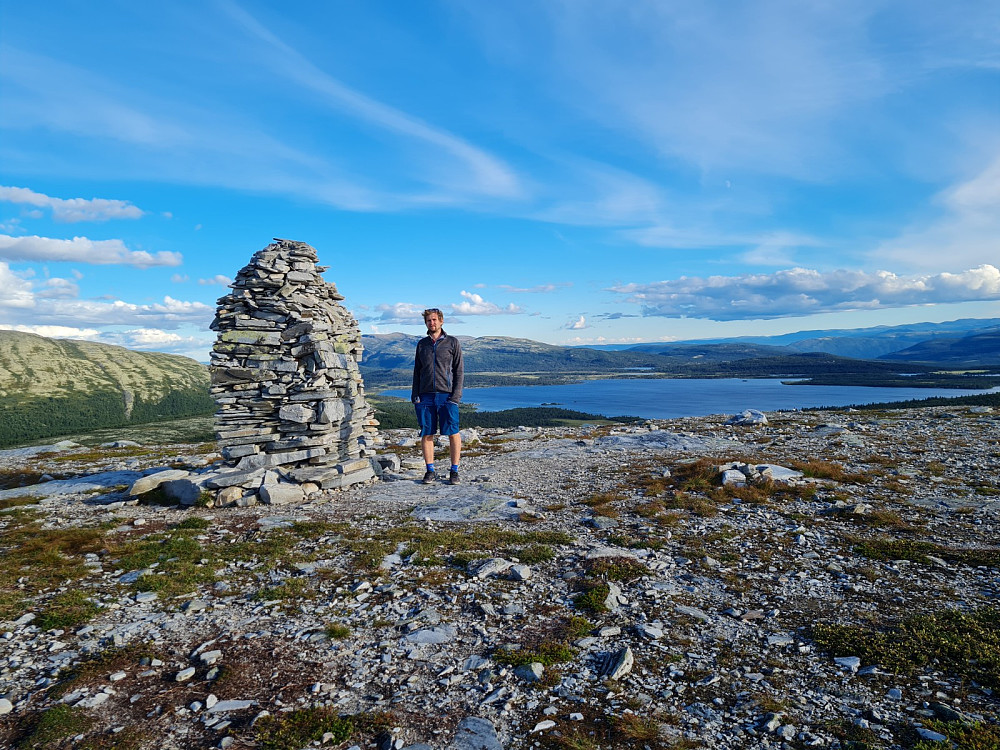 Hans Thorvald på toppen av Ranglarhøe, med Furusjøen bak