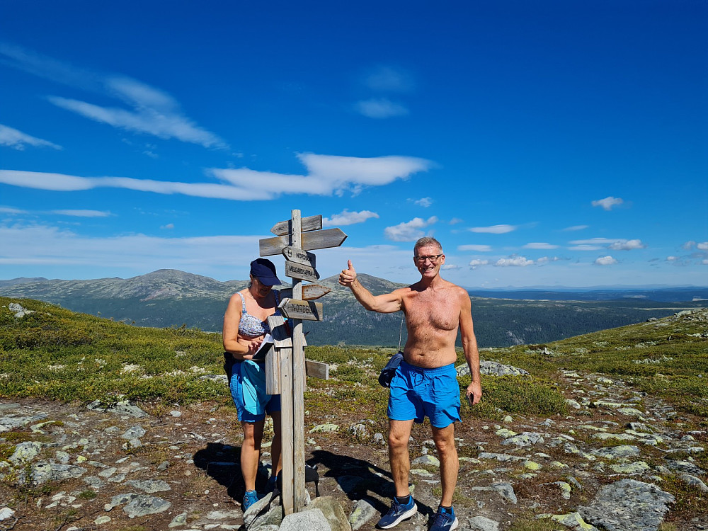 Anne Marit og Jan Arne i Leppskaret, med Gråhøene bak