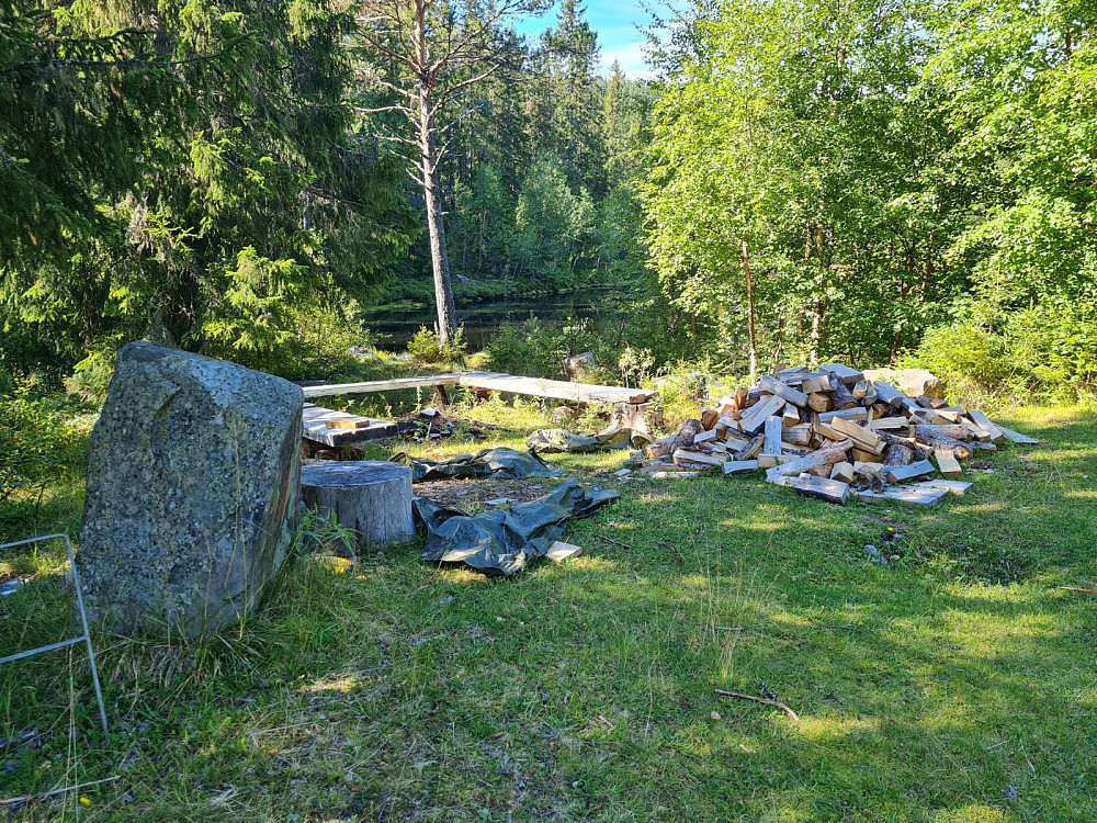 Rasteplass ved lite tjern i veikanten ved Torvmyra
