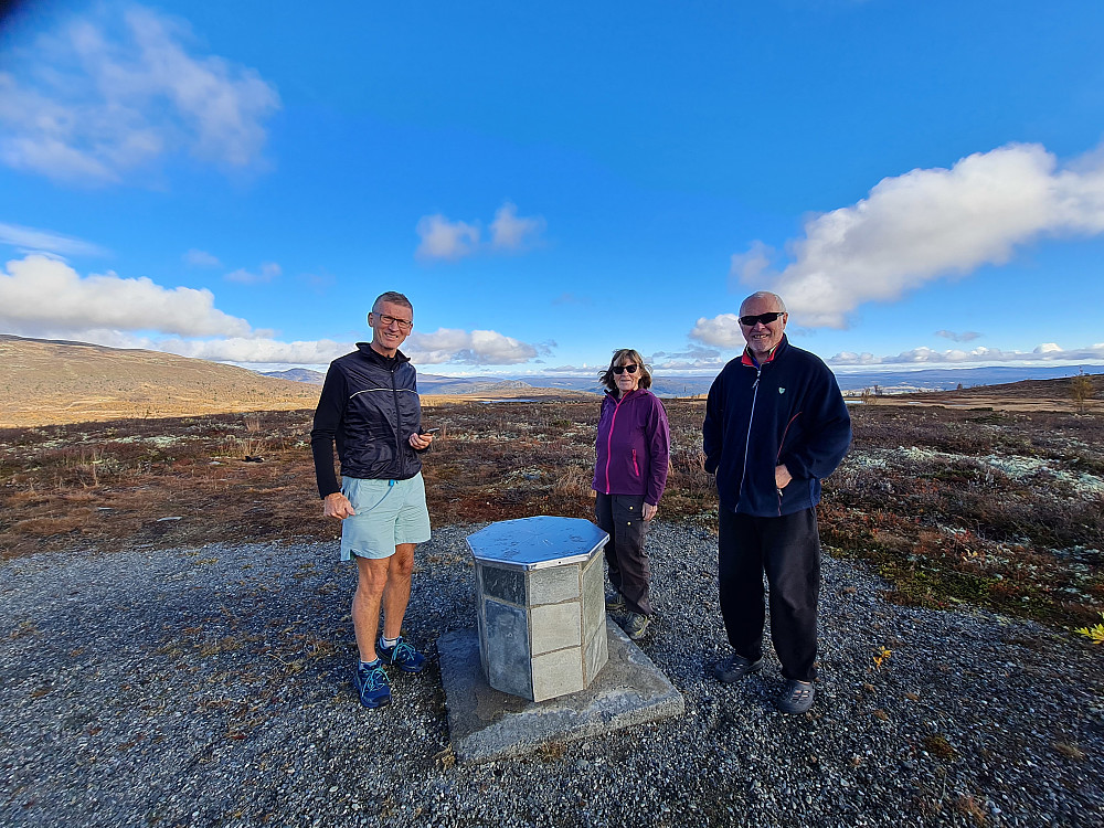 Jan, Anne Grete og Laurits ved Vetafjellet retningsskive