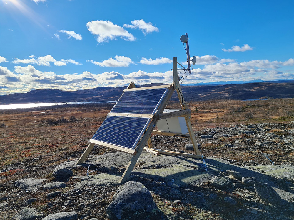 Solcellepanel på Midtre Vågskardsfjellet
