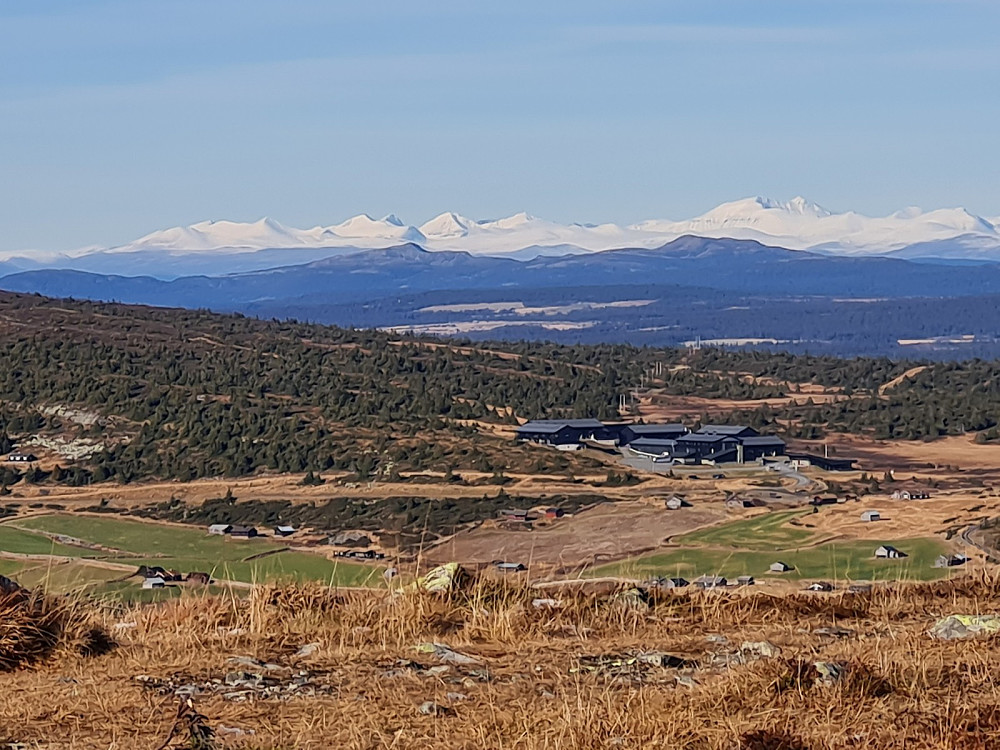 Utsikt fra Nevelfjell, mot Pellestova, Djupdalskampen og Svangkampen, med Rondane bak