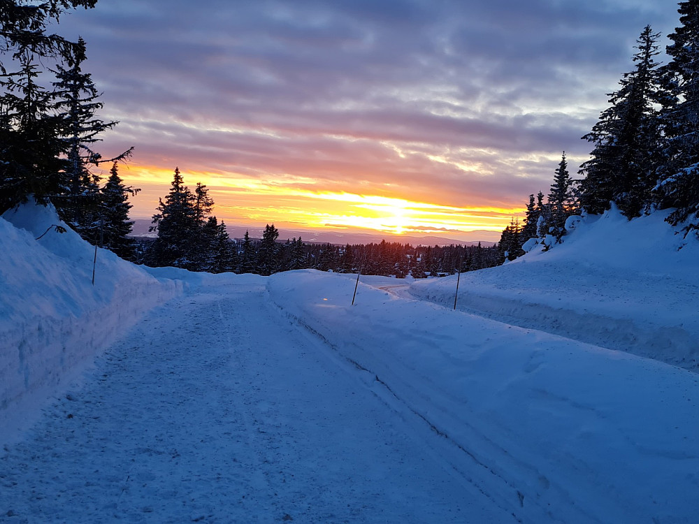 Solnedgang på fortauet på vei ned fra Storåsen