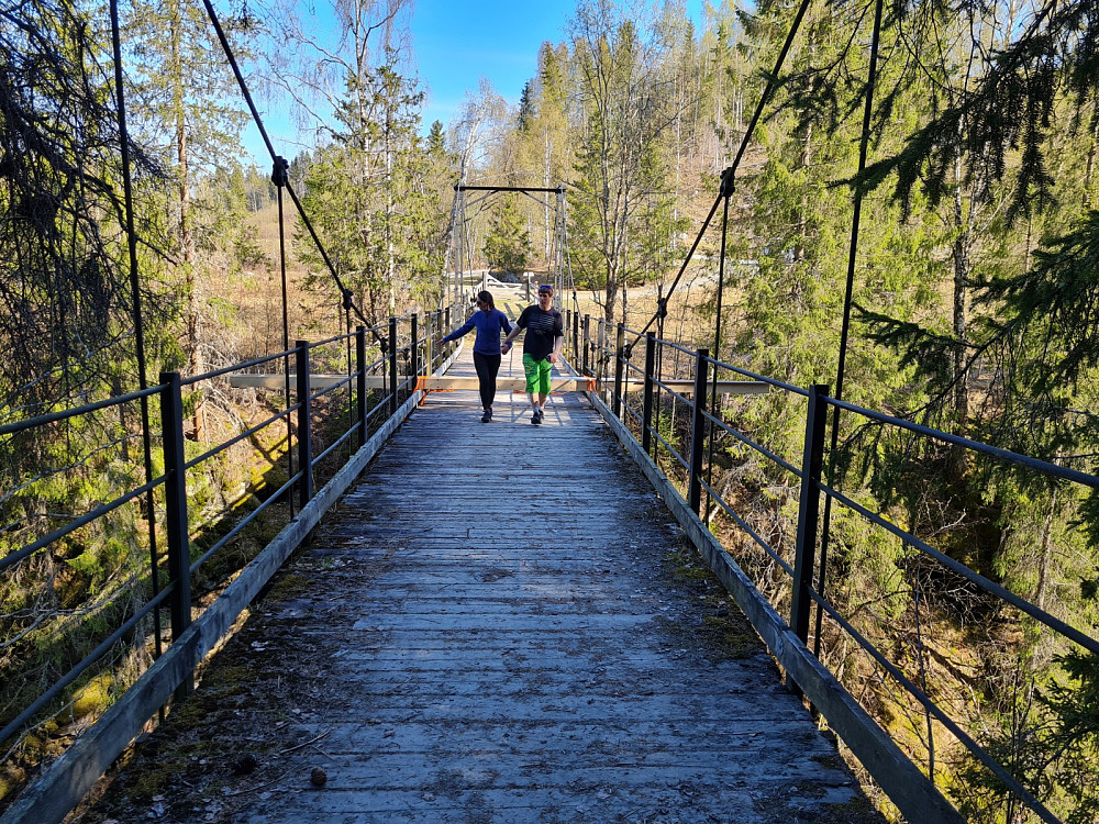 Kateryna og Johannes på brua over Jøra i Holsfossjuvet, nedenfor Holsfossen