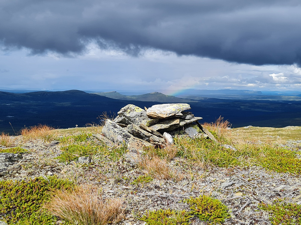 På Hasatjernhøgda vest 1260 moh, med regnbue ved Ormtjernskampen