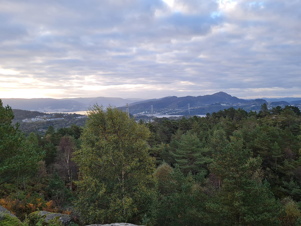 På Brenneklubben, mot Askøybrua og Lyderhorn