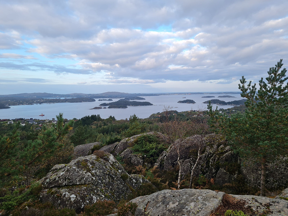 På et toppunkt, skiltet med navnet Ørnenuten