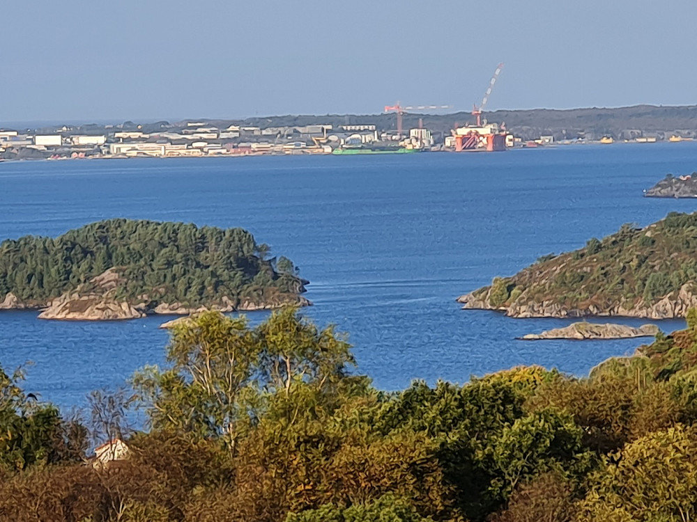 På et lite toppunkt innenfor Kråkestølen, mot Ågotnes på Sotra