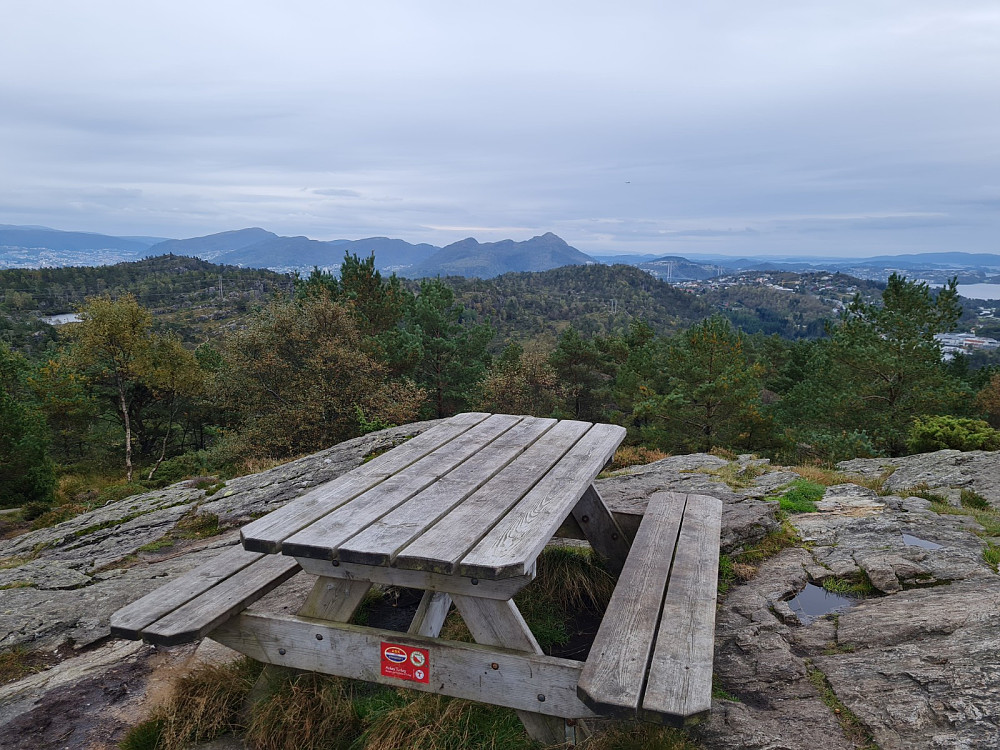 På Kolbeinsvarden, mot Bergen og Lyderhorn