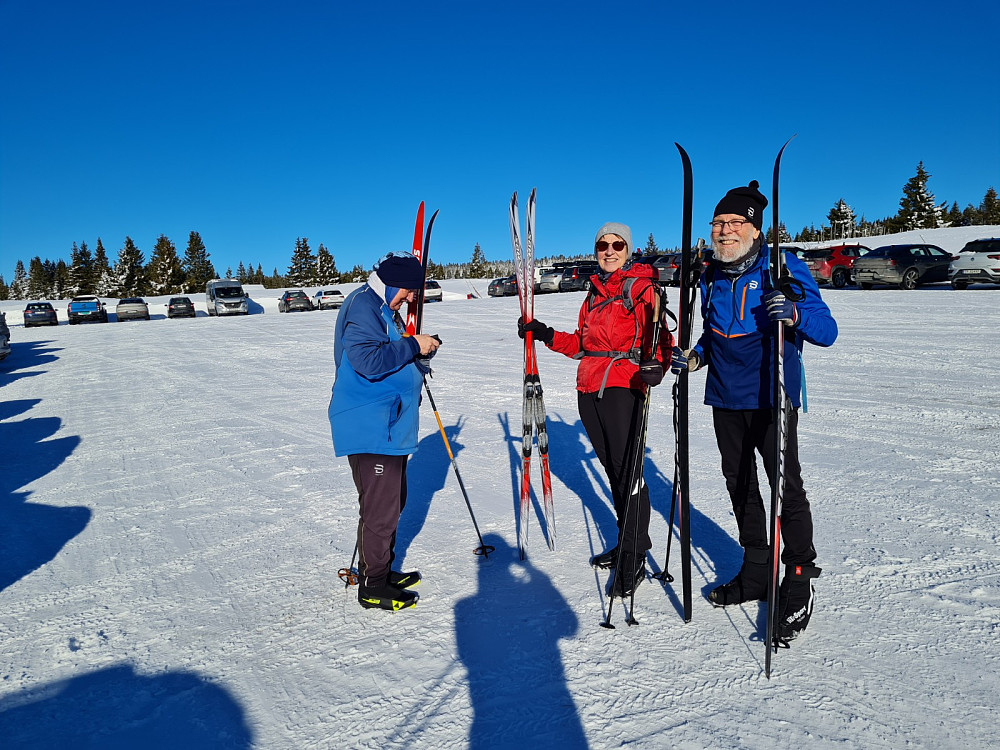 Sigrid, Marit og Helge klare for skitur