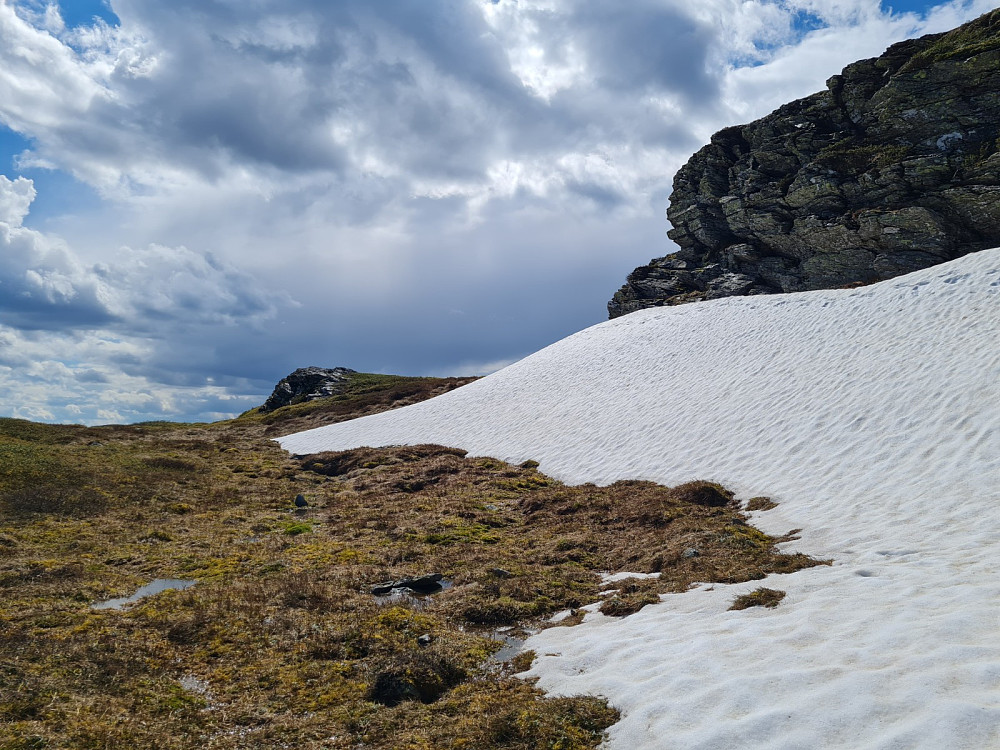 Litt snø igjen i bakhellinger