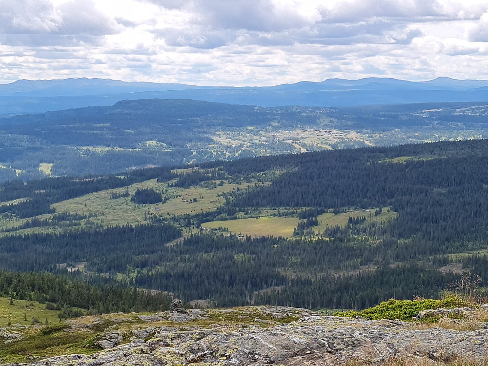Utsikt fra Killiknappen mot Jernbusetrene og Bjørga, med Vestfjellet bak