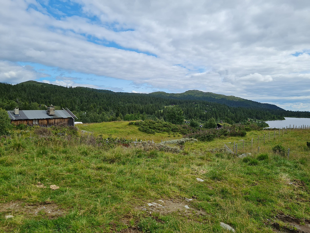Austrengsetra med Skjenafjellet og Killiknappen bak