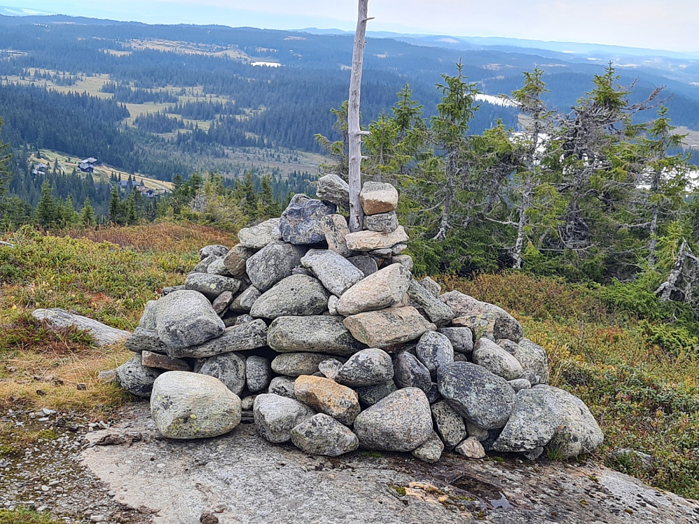 Bleikjefjellet, med Bleikjesetra til venstre