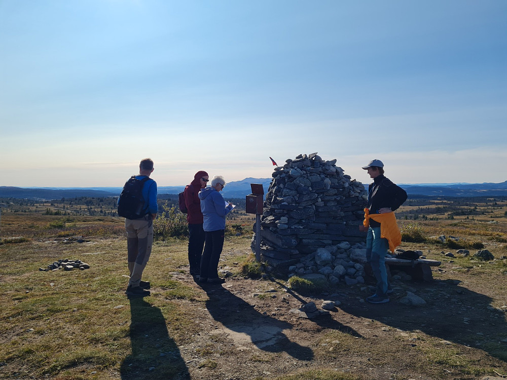 Hanne og Knut sammen med to andre på Hærfjellet
