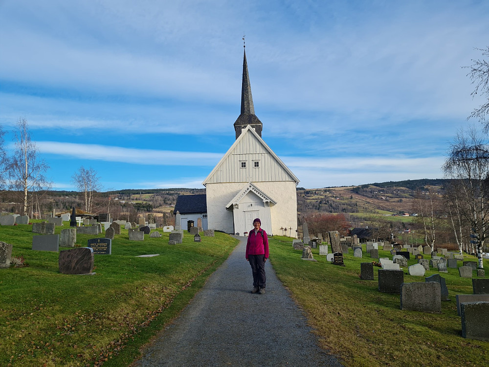 Marit foran kirka