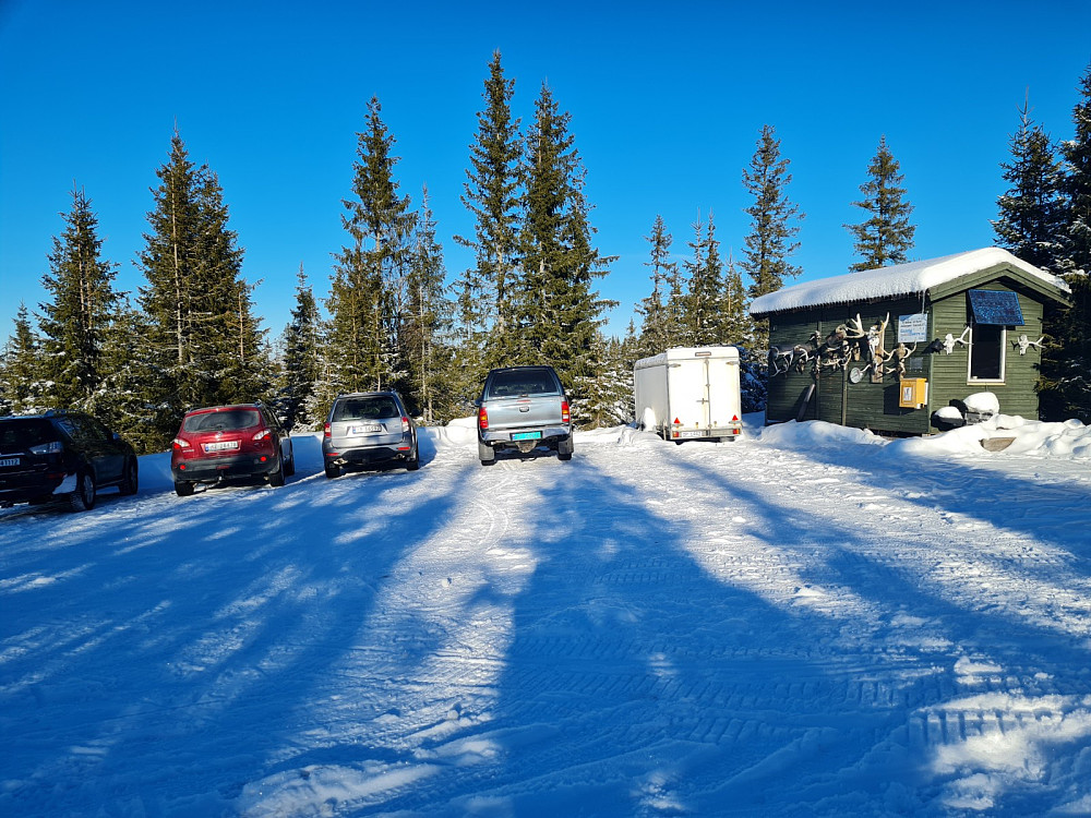 Flere biler ved Tittut slott i dag