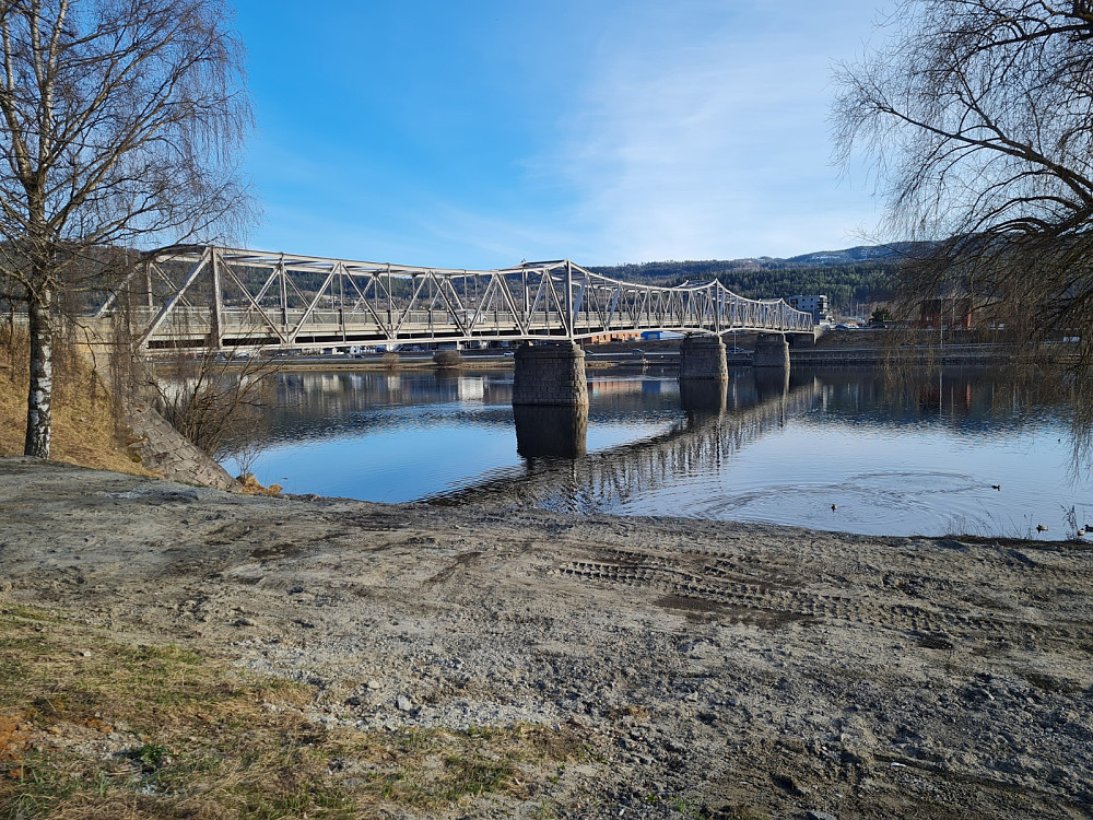 Den gamle brua over Drammenselva