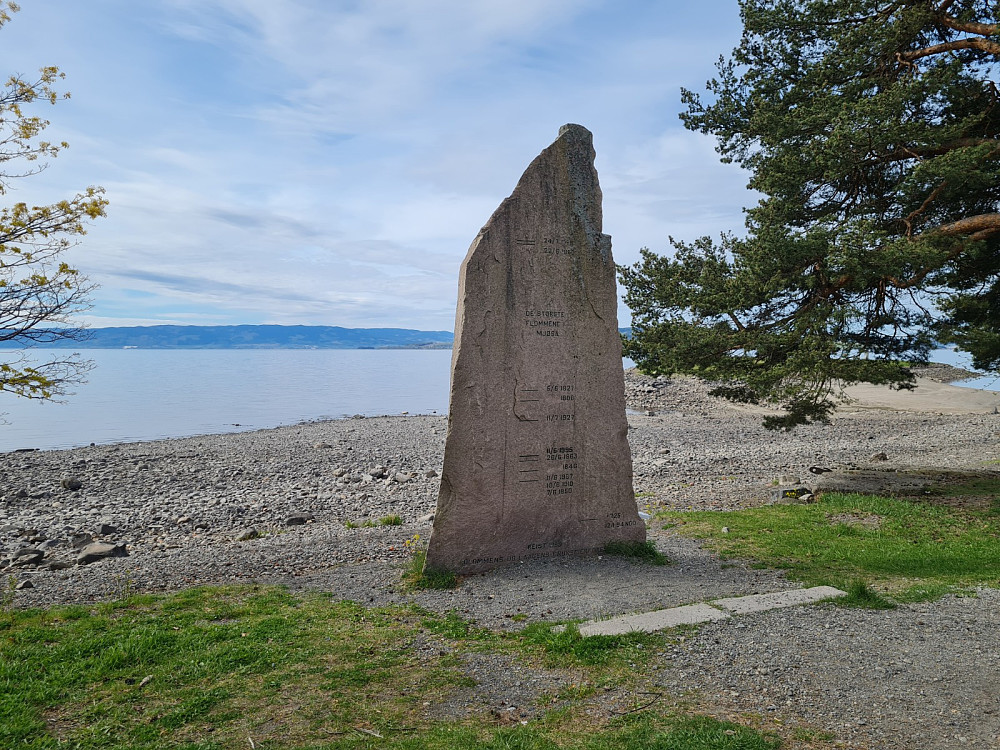 Minnestein over vannstanden i Mjøsa ved store flommer