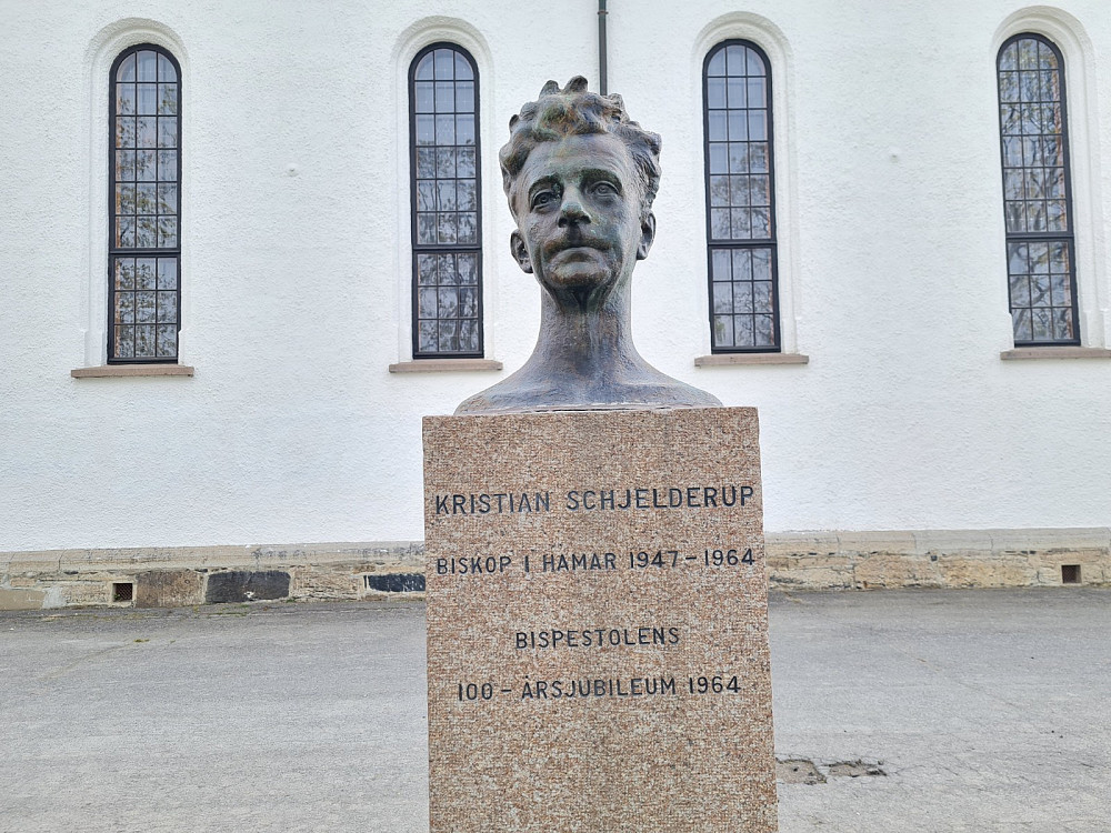 Byste av Kristian Schjelderup ved Hamar domkirke