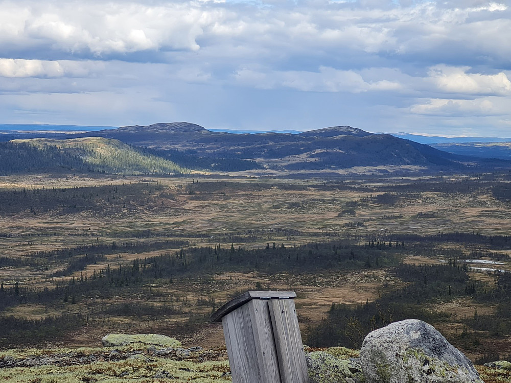 På Skjelbreidskampen, mot Storhaugen, Dokkampen, Ormtjernskampen og Snæreskampen
