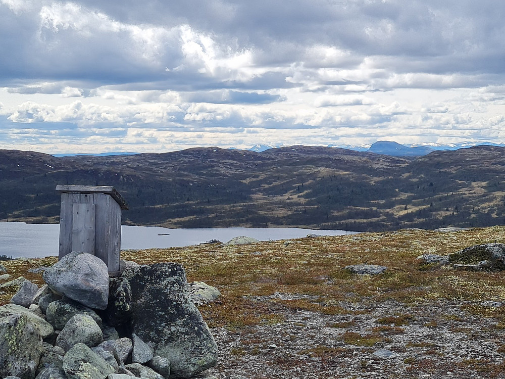 På Vågskardsfjellet, med Rundemellen i bakgrunnen