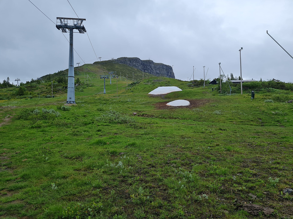 Fortsatt litt snø i parken