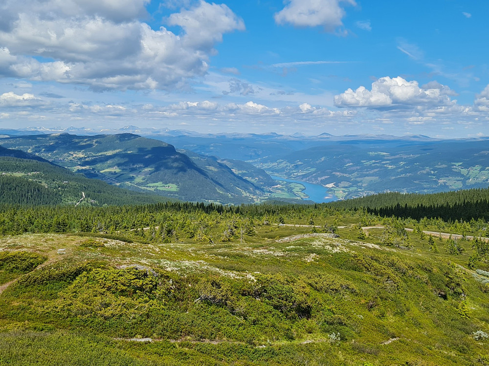 Utsikt fra Linvikknappen mot Gudbrandsdalen, Kvitfjell, Segelstadseterkampen og Rondane til venstre