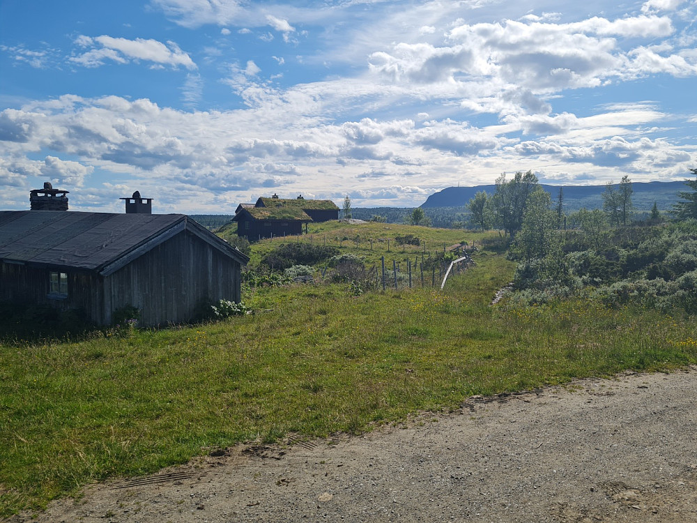 På Sjøsetra, Austrengsetra utpå bakken midt i bildet, i forgrunnen seterhus til Sygard Steine