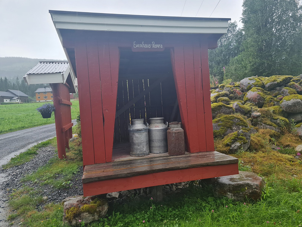 Evenhaugrampa med historiske melkespann fra Evenhaugen, Vesl-Hakkerud og Hakkerud
