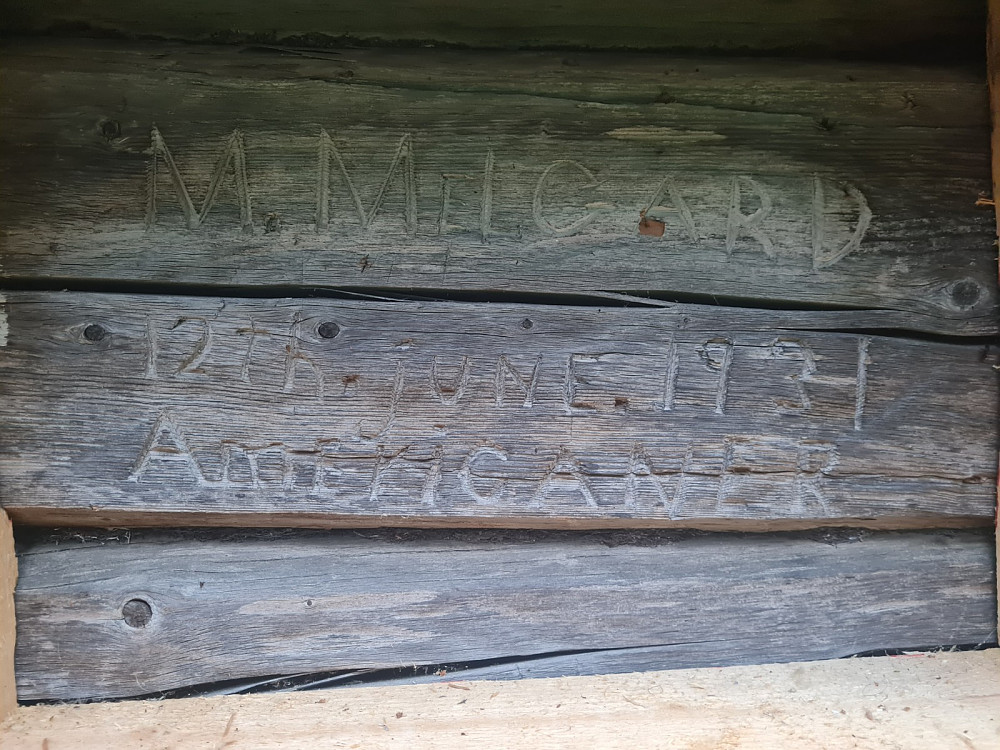 Inskripsjon på yttervegg i Hakkerudsvea, M.Melgard, 12th juni 1934, Americaner