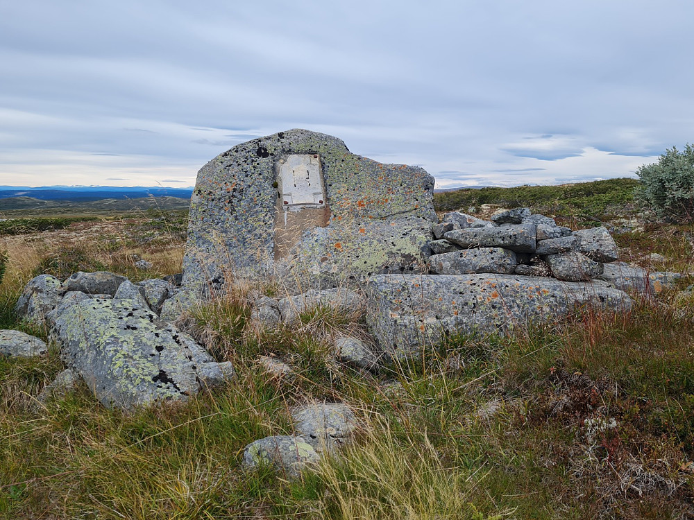 Minnestein ved bilveien på Skollfjellet. Minneplaten var borte