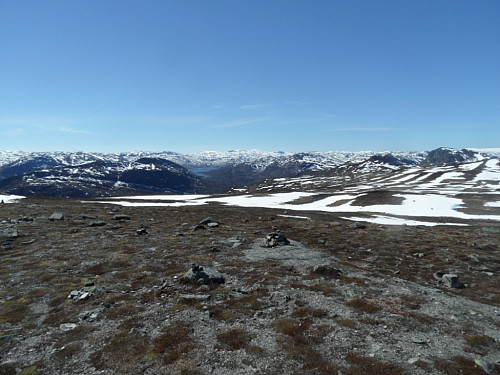 Vest-sørvestover mot ryfylkefjell i det fjerne. Litt av Store Førsvatn midt i bildet.