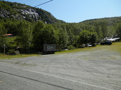 Den store parkeringsplassen på Funningsland.