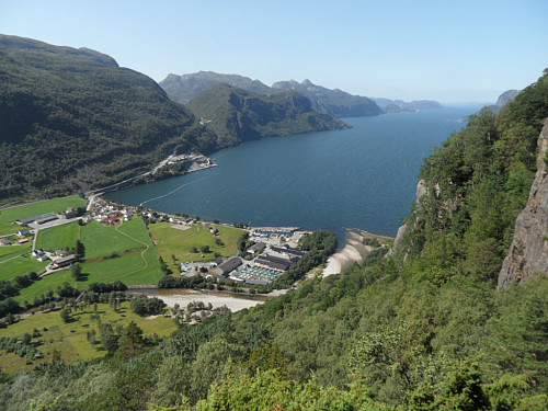 Ca 1/3 oppe mot Ramnstoknuten er det utsiktspunkt over Dirdal og Høgsfjorden.