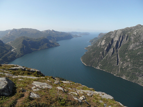 Høgsfjorden og Frafjorden. Bynuten, Serifjellet og Selvigstakken i venstre bildehalvdel.
