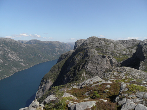 Frafjorden med Bratteberga delvis skjult bak Hepteknuten.