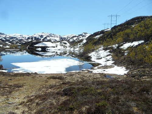 Kunne ta på skia på vestsida av Grunnavatnet på drøyt 670 moh.
