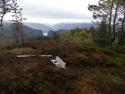 På toppen/ trigpunktet på Skjelstadnuten. Ser nordaustover mot Suldalsporten.