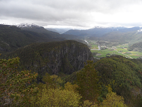 Utsikt vestover mot Stråpanuten og Suldalsosen.