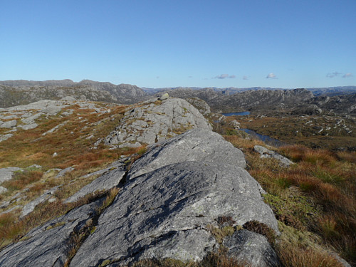 På Midfjellet. Bukkafjellet 767 i bakgrunnen t.v.