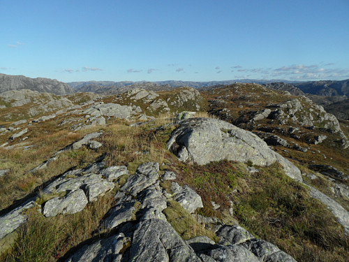 Platået på Åsane der høgaste topp ifølge kartet er den bak i høgre bildehalvdel.