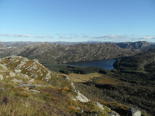 Utsikt frå søndre/ høgaste topp på Åsane. Stølsvatnet 298 og Faureknuten 582 t.h.