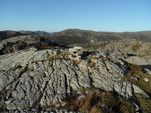 Trigpunktet på Norafjellet med Ulvsfjellet 600 i bakgrunnen.